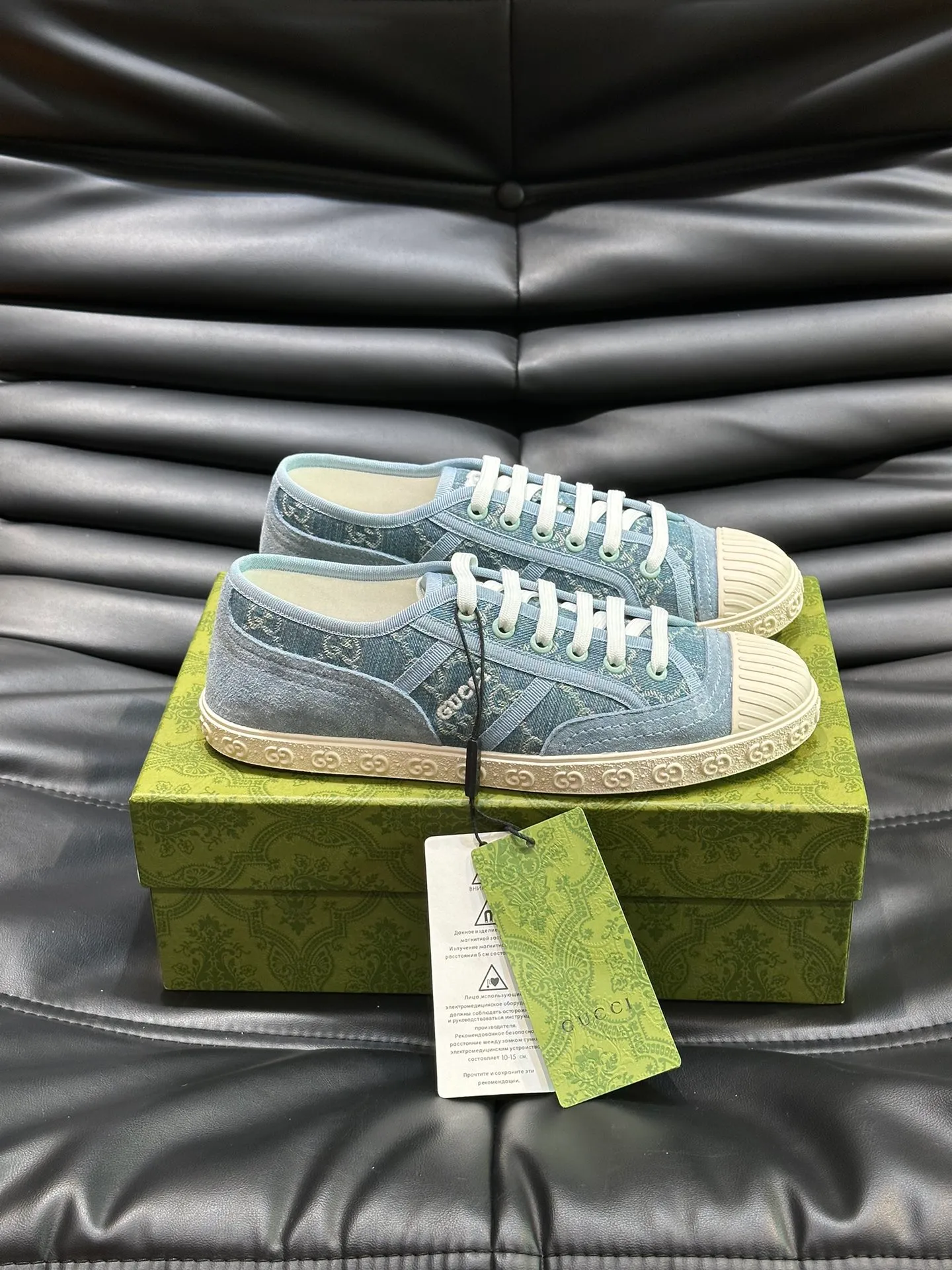 Men's shoes 💰p380 "GUCC*" Couple style 👫 lace-up canvas sneakers, crafted from light blue GG denim fabric, showing uniqueness. Classic details such as the GG printed embossed outsole, interlocking G and "Gucci" embroidery add to the glamorous style. Privately-made T men's shoes 💰pU original outsole, with exquisite details, impeccable fit, and a flat toe that has a retro feel! Customized canvas, classic double G logo, and the spring and summer color combinations are also very interesting! Size: Female 35-39. Male 38-44